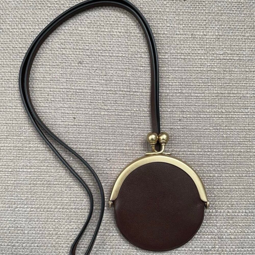 Coach maple Brown circle Kisslock pouch necklace